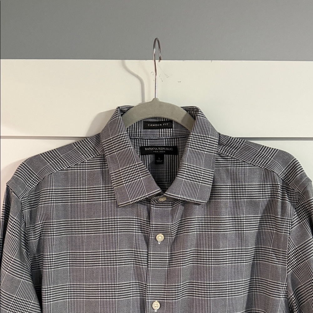 Like new! Men’s Non-IronBanana Republic Black & White Checkered Shirt